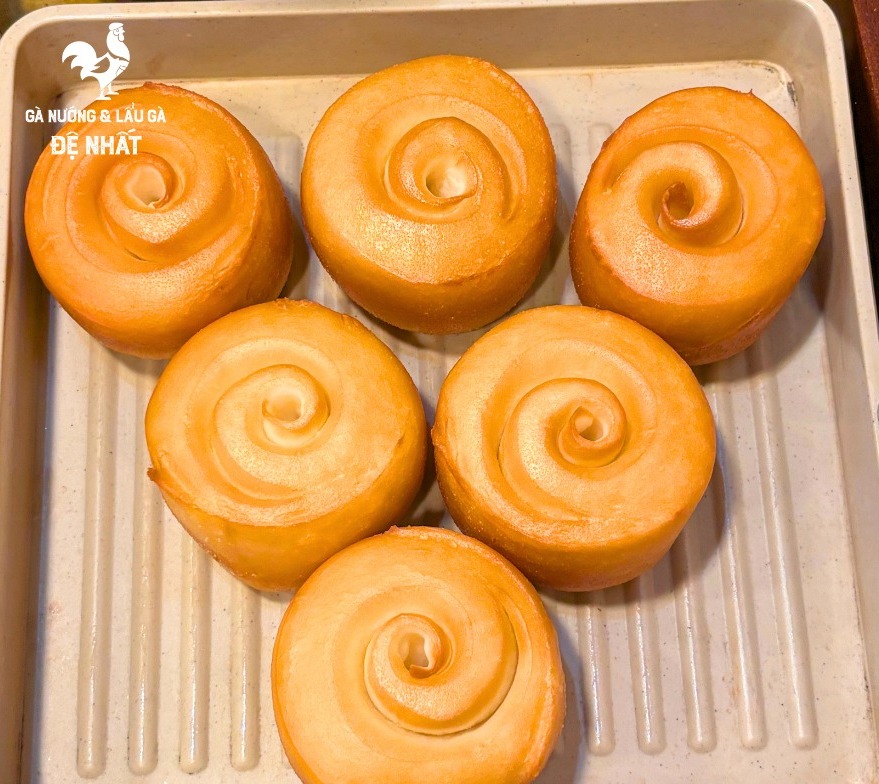 Bánh bao chiên giòn trong combo gà nướng nguyên con 99k